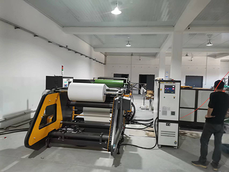 شركة تعبئة وتغليف الأغذية في أوزبكستان تختار آلة طلاء الشمع والتصفيح