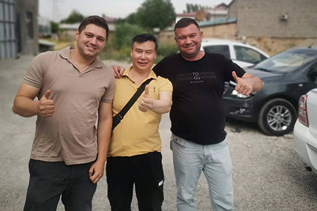 شركة تعبئة وتغليف الأغذية في أوزبكستان تختار آلة طلاء الشمع والتصفيح